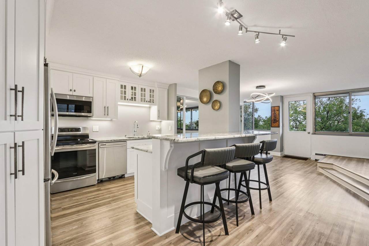 1919 Summit Ave - Photo 1