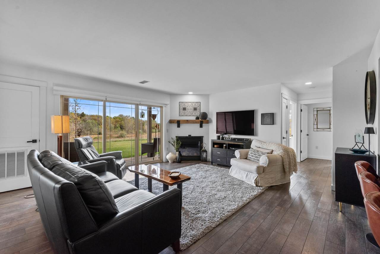 933 Spring Ct - Photo 1