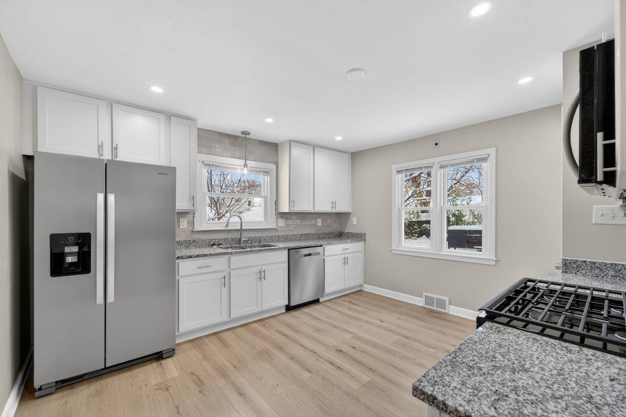 2822 48th St - Photo 1