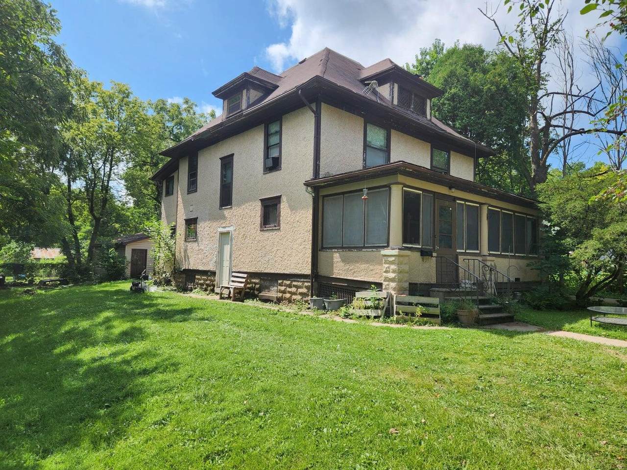 210 Wisconsin St - Photo 1