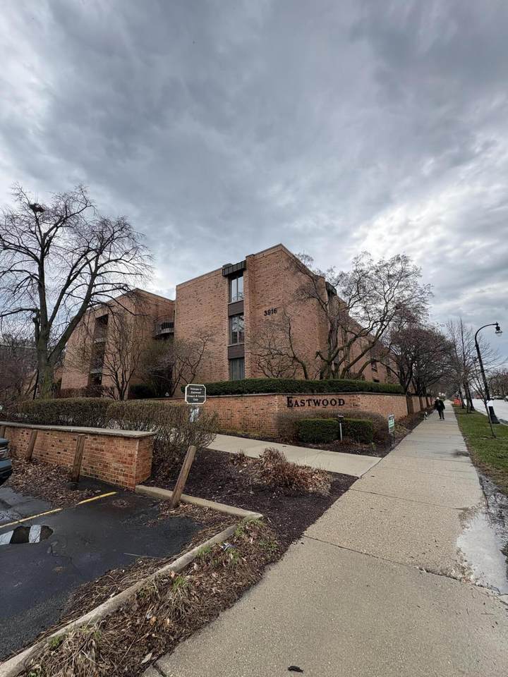 3916 Oakland Ave - Photo 1