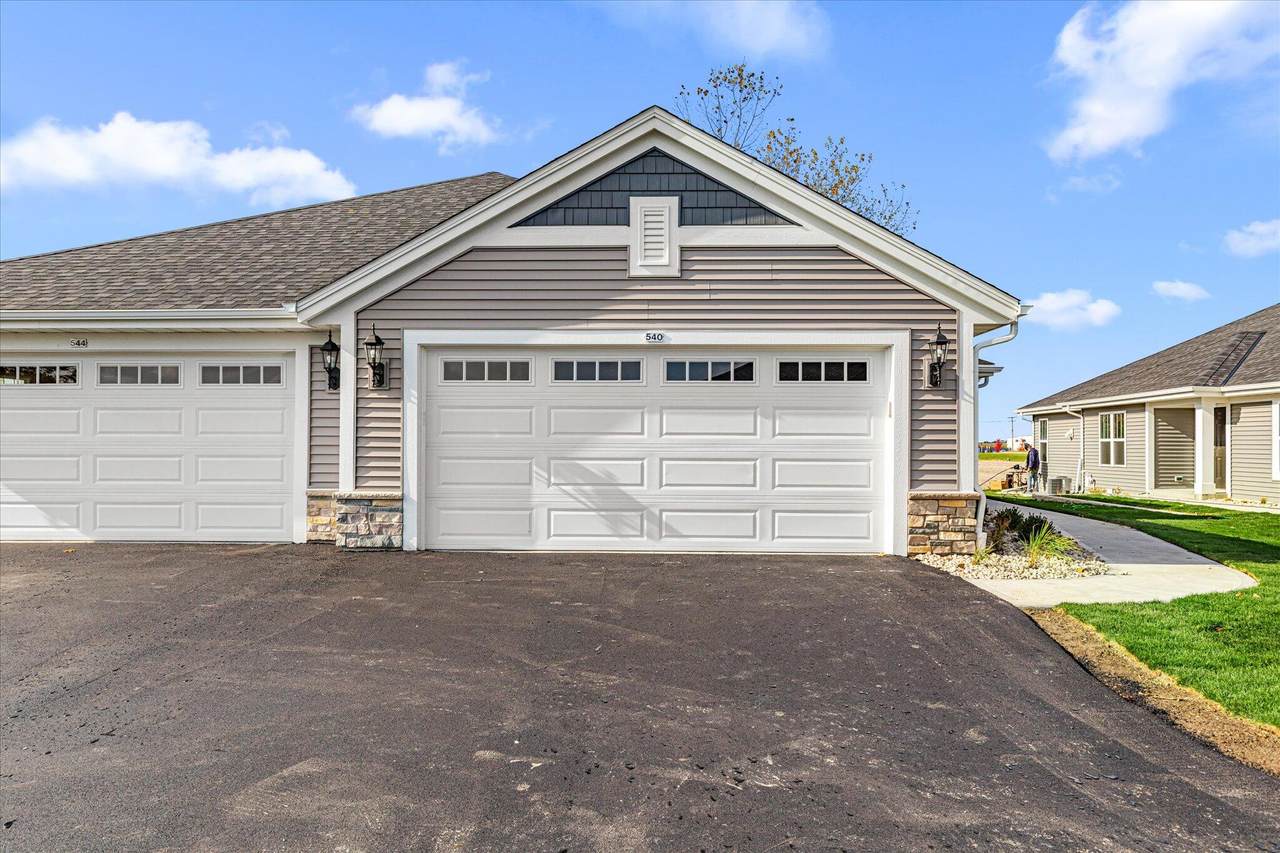 540 Hunter Oaks Blvd - Photo 1
