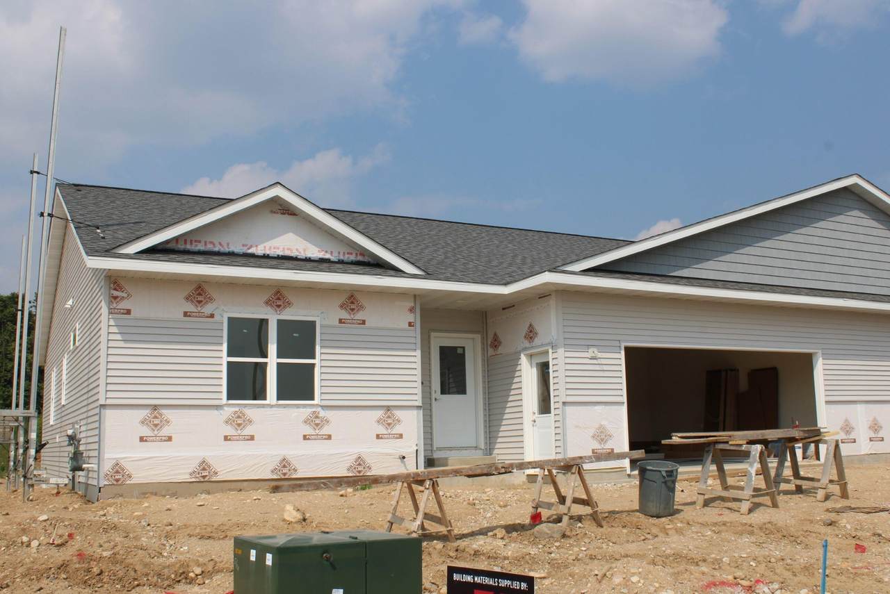 938 Drumlin Dr - Photo 1