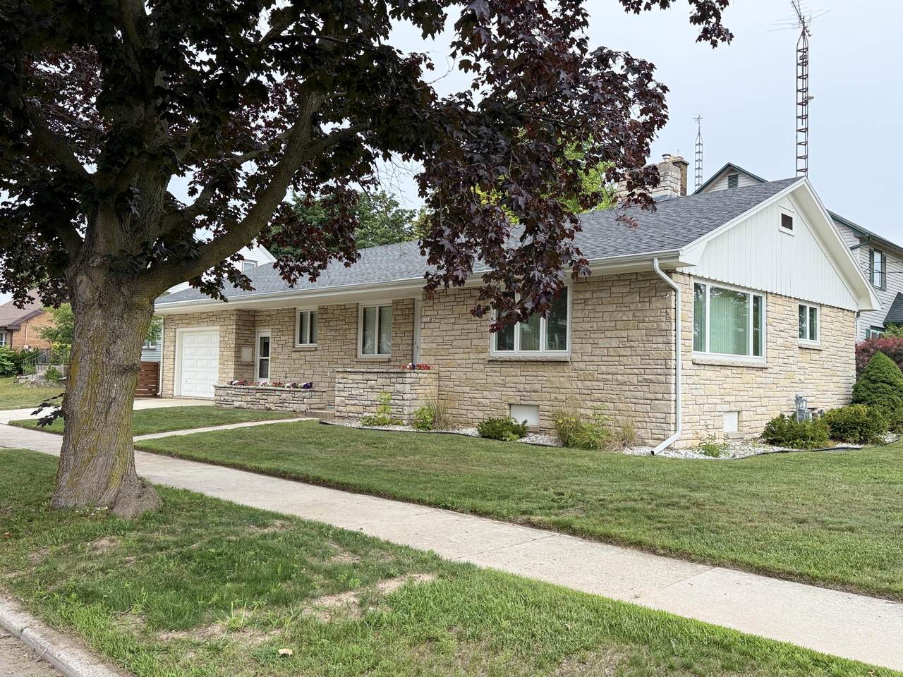 1504 Philippen St - Photo 1