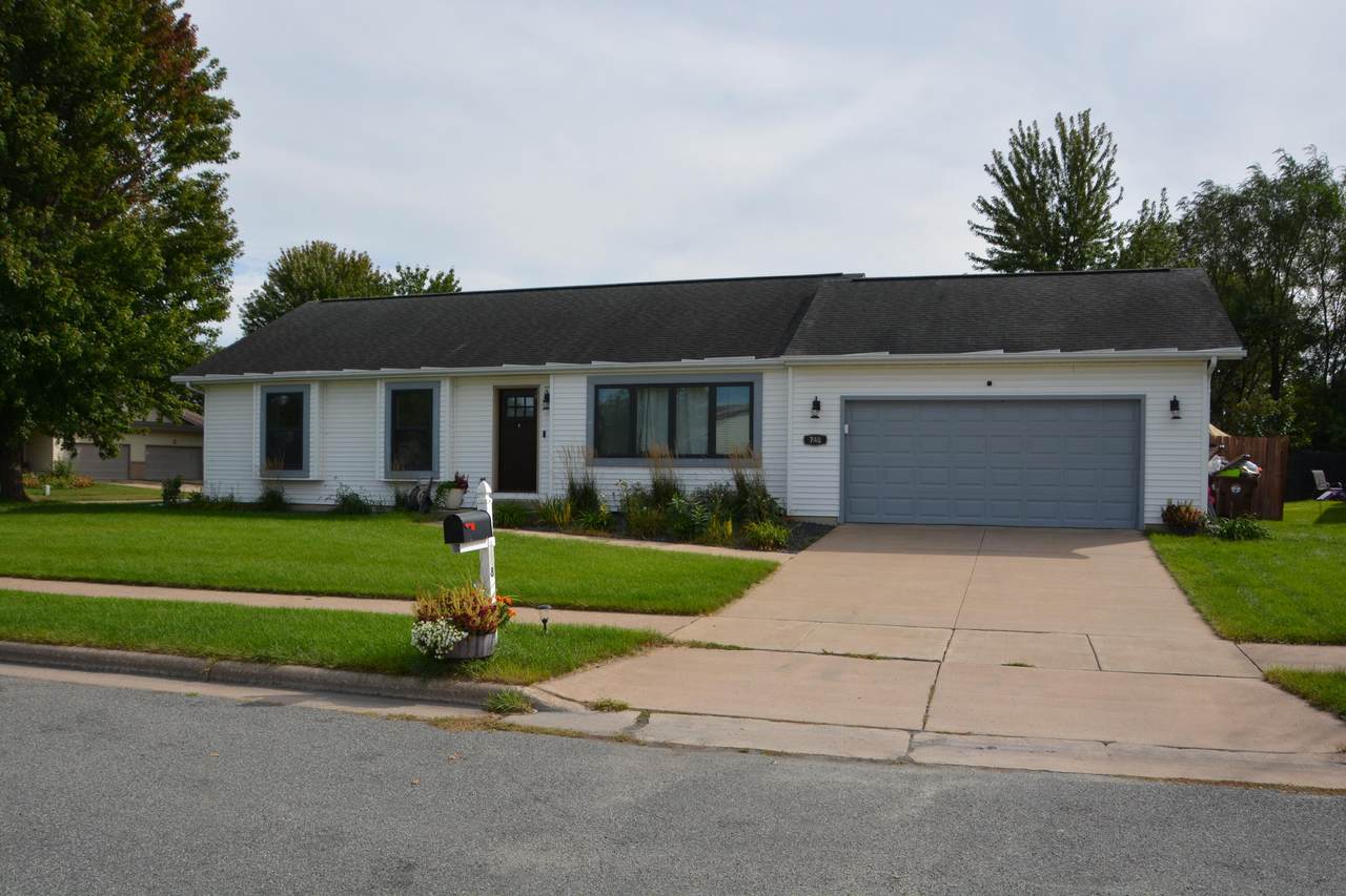 748 Elizabeth Ln - Photo 1