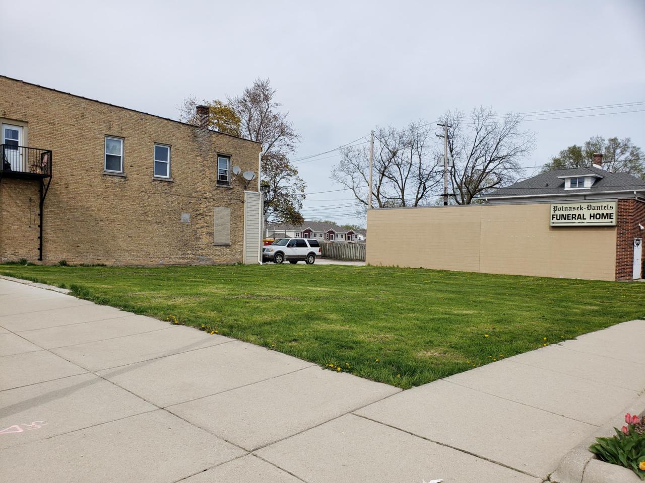 1035 Main St - Photo 1