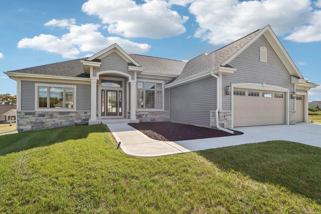 877 Medina Dr - Photo 1