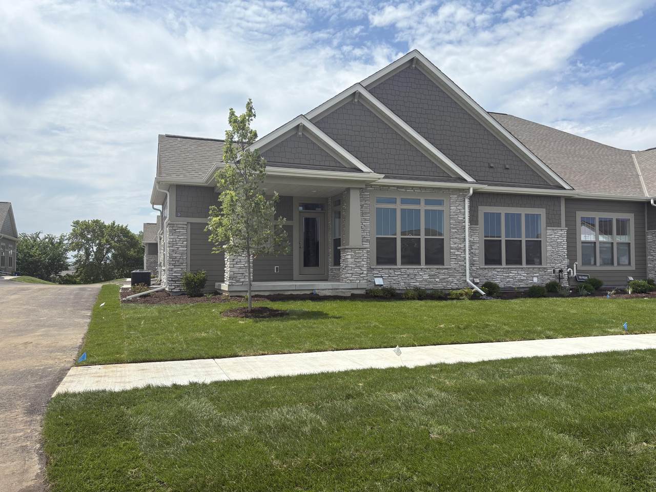 N28W25285 Parkway Ridge Cir - Photo 1