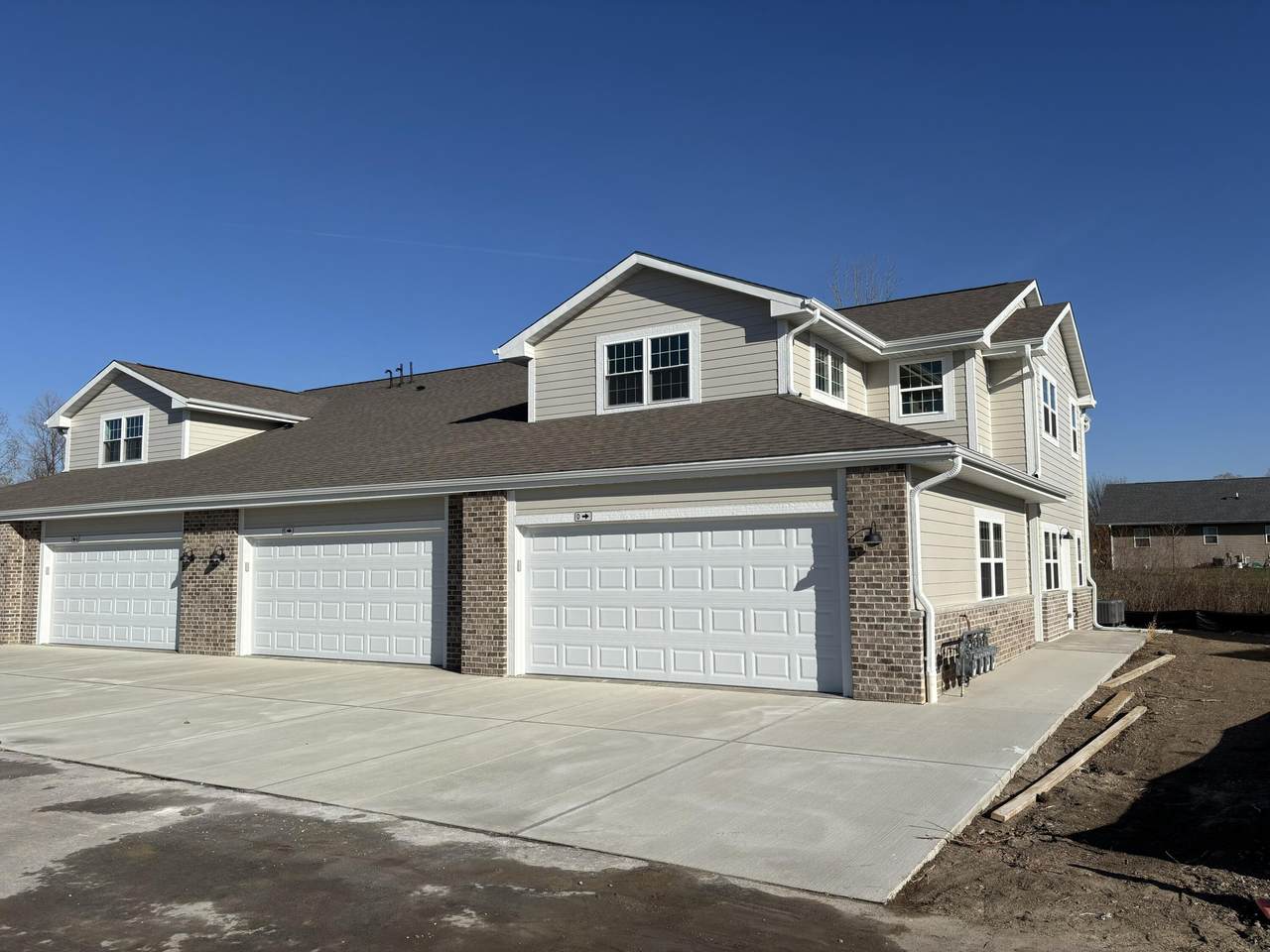 455 Hillary Cir - Photo 1
