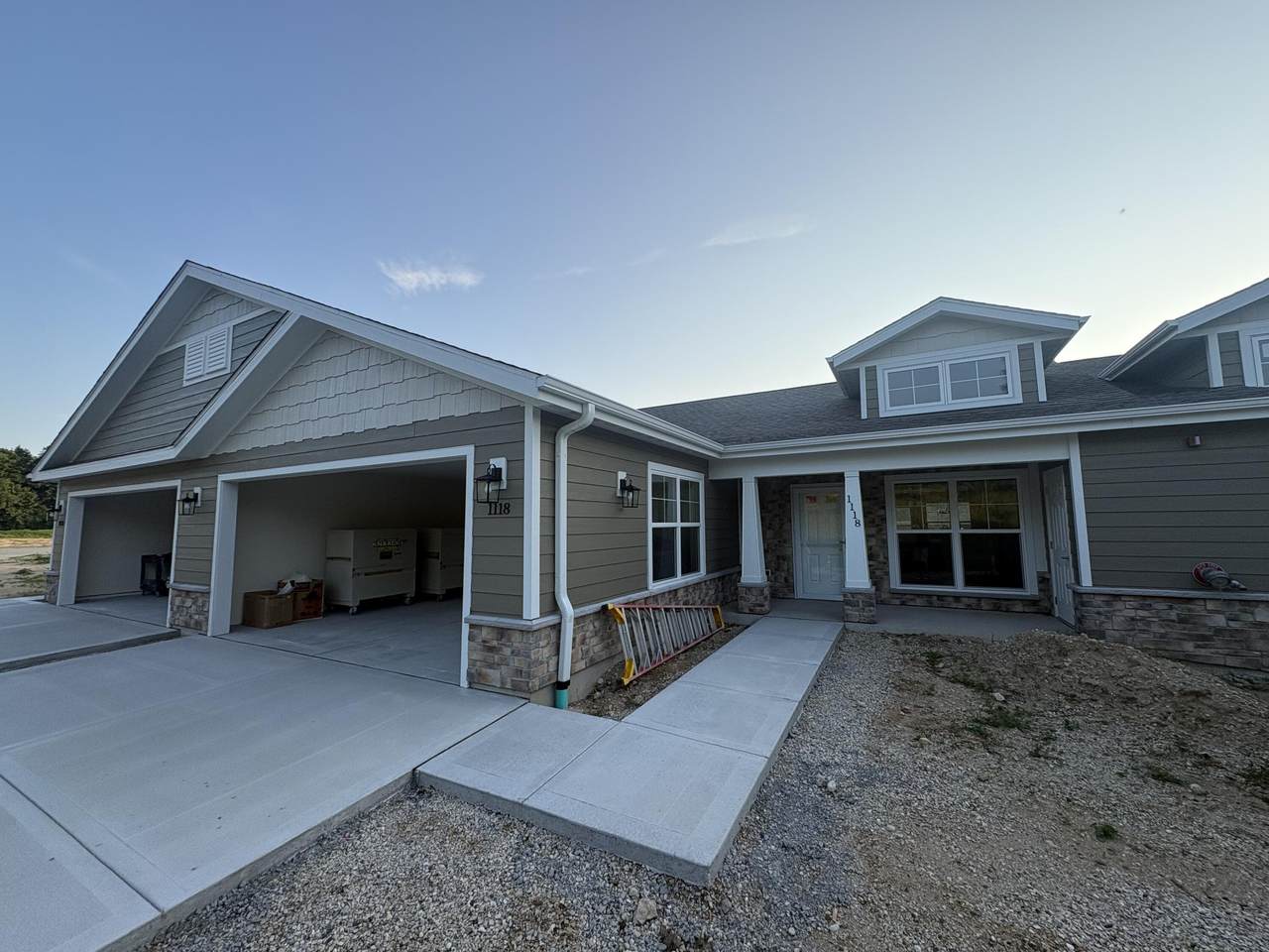 1118 Harbor Ave - Photo 1