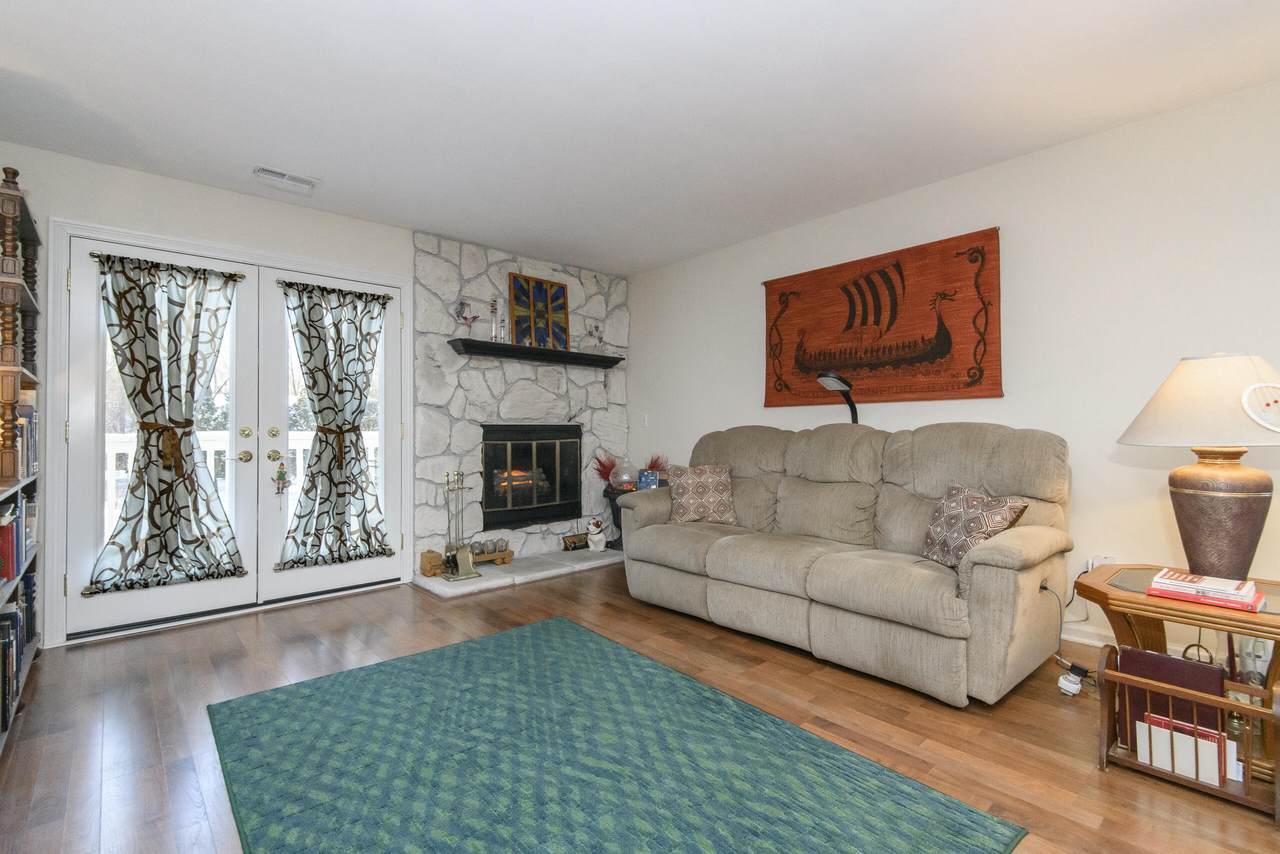 323 Riverview Dr - Photo 1