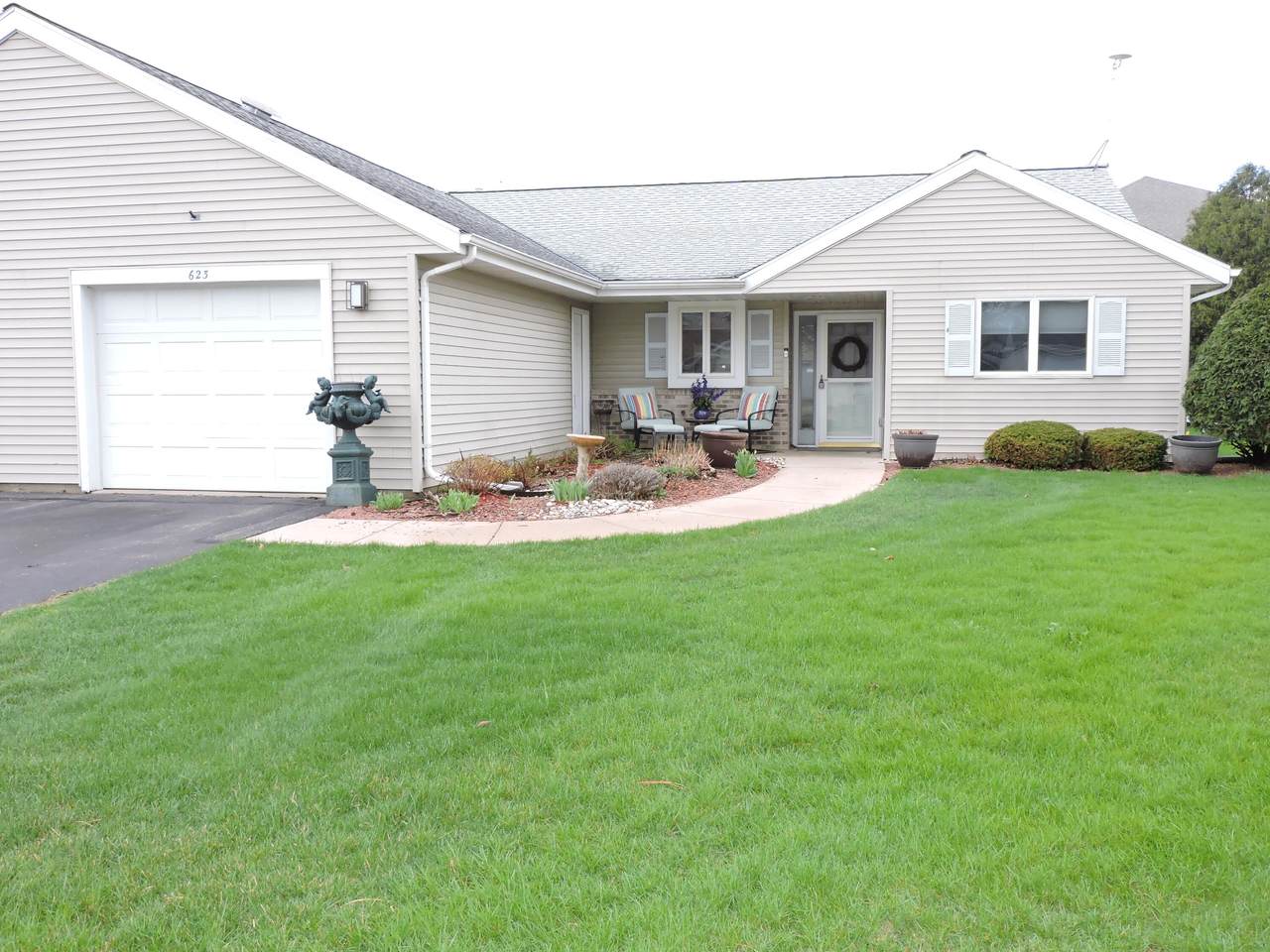 623 Shah Ave - Photo 1