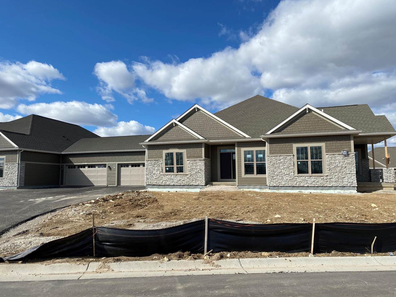 N28W25179 Parkway Ridge Cir-D - Photo 1