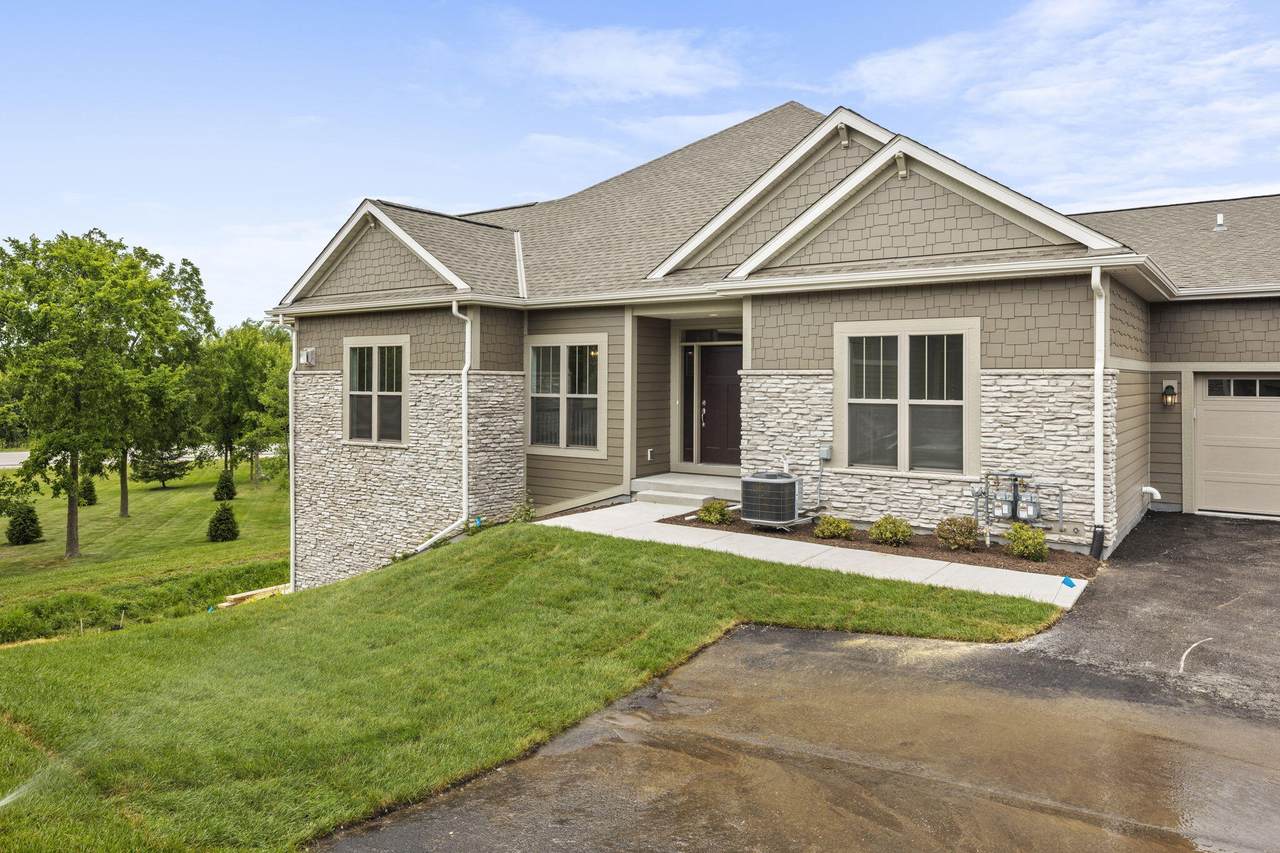 N28W25285 Parkway Ridge Cir - Photo 1