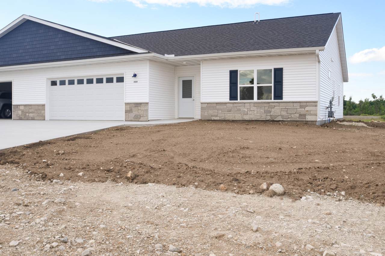 920 Drumlin Dr - Photo 1