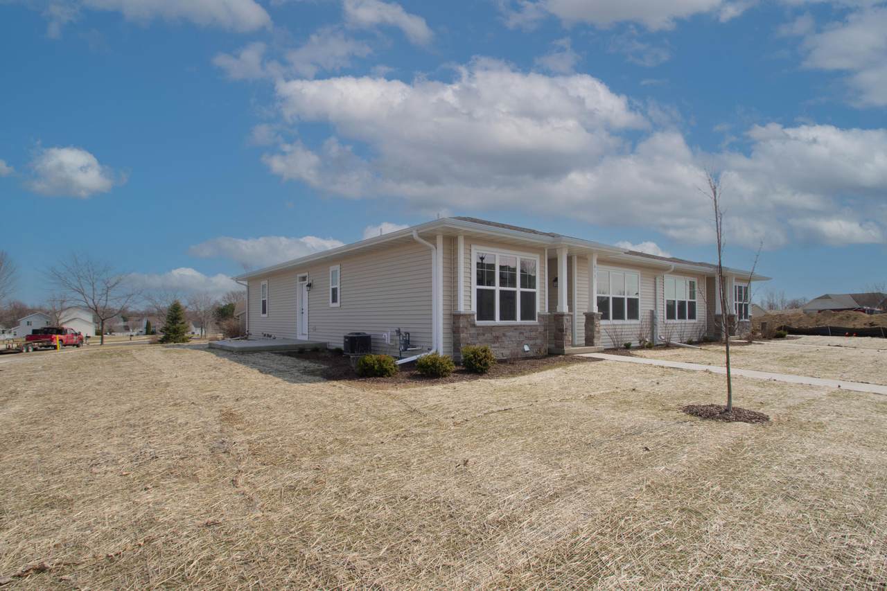 613 Hunter Oaks Blvd - Photo 1