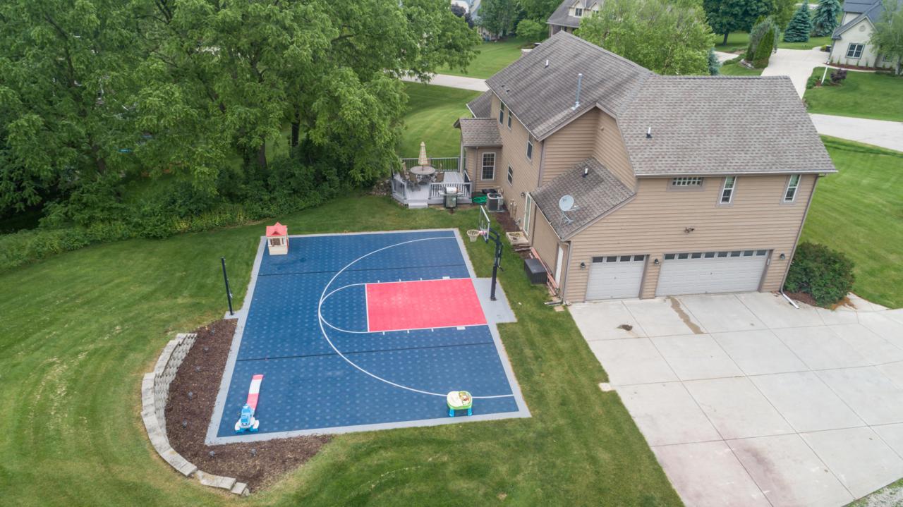 W287N4055 Highland Ct - Photo 1