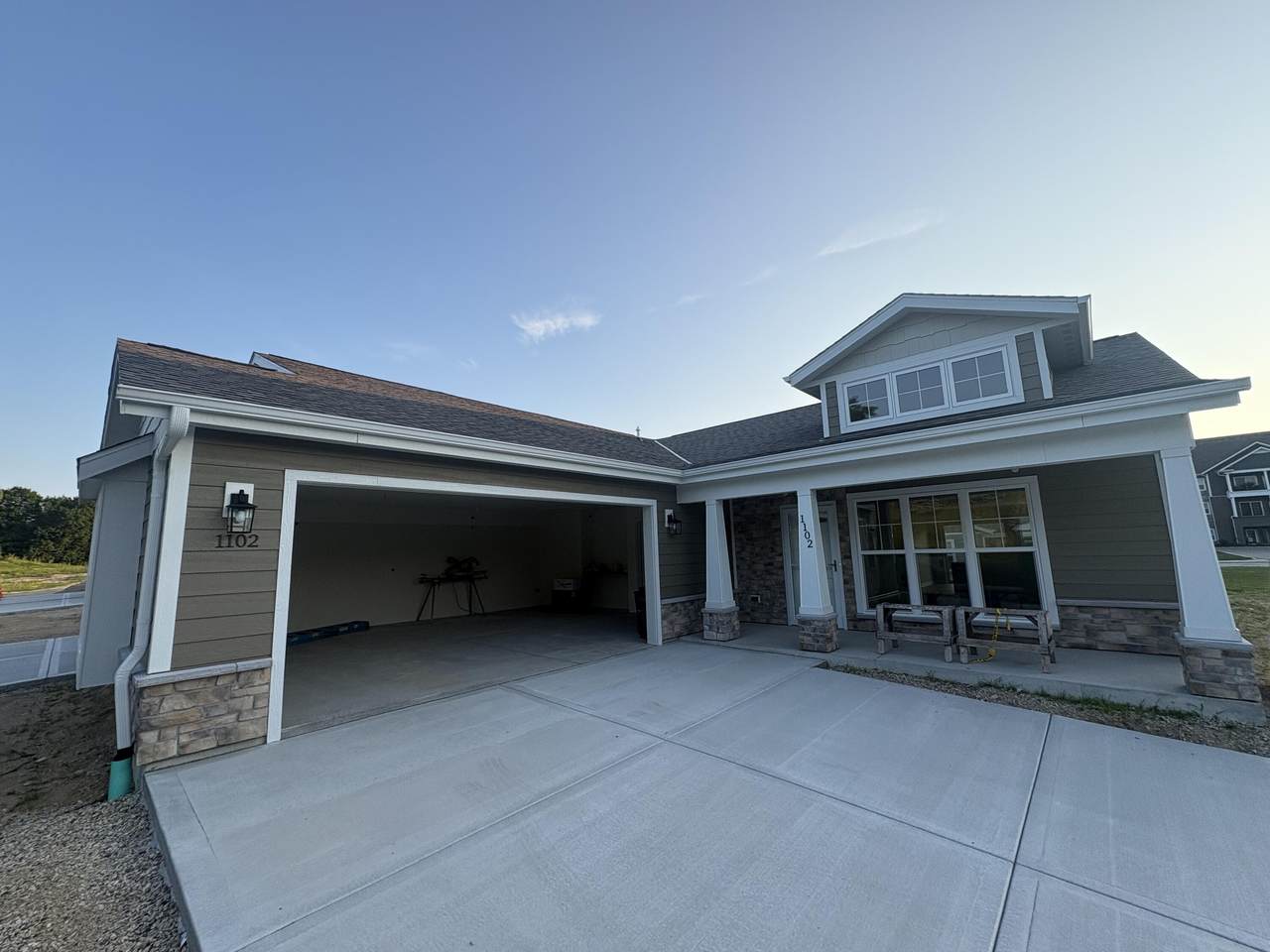 1102 Harbor Ave - Photo 1