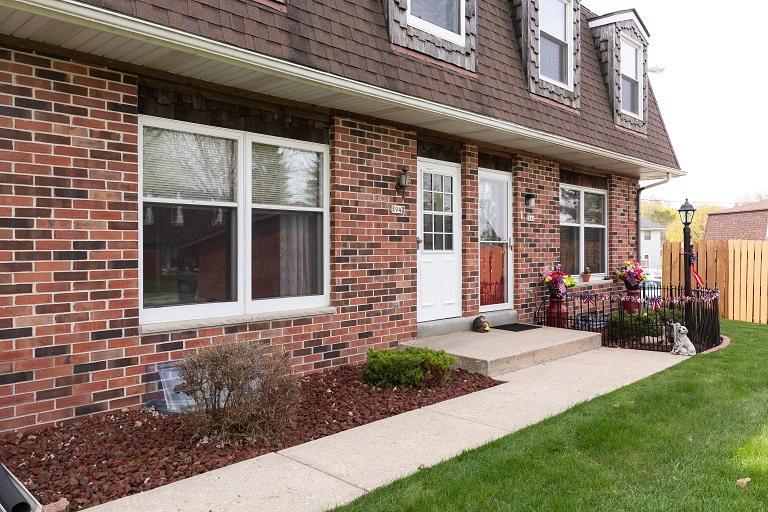1942 Camden Ln - Photo 1