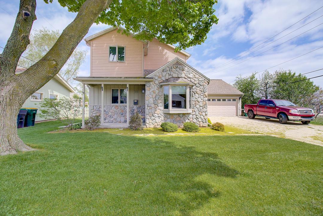1102 Benjamin St - Photo 1