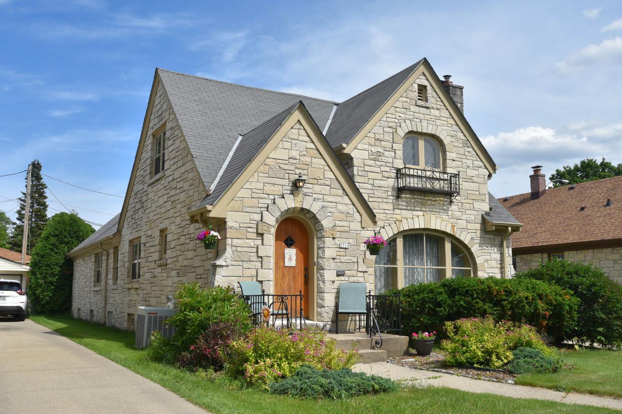 2710 Avondale Blvd - Photo 1