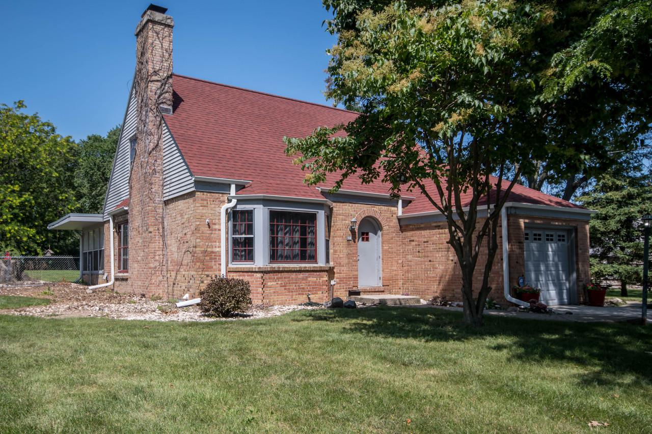 833 Center St - Photo 1
