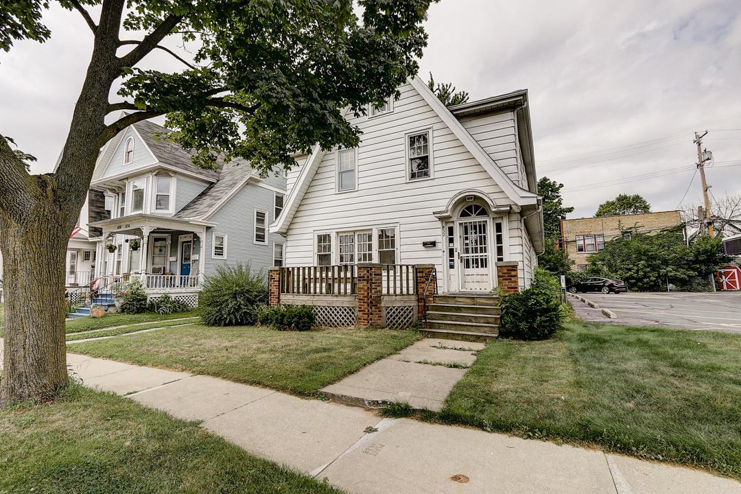 832 Wisconsin Ave - Photo 1
