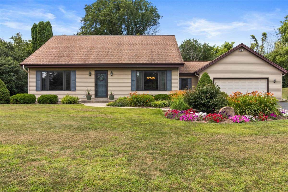 W275S4471 Green Country Rd - Photo 1