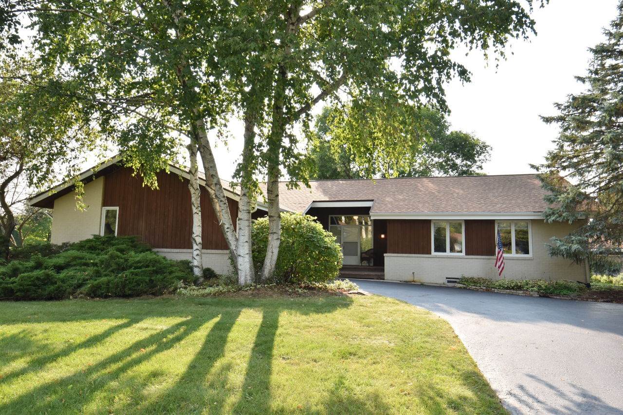 W234S6805 Millbrook Cir W - Photo 1