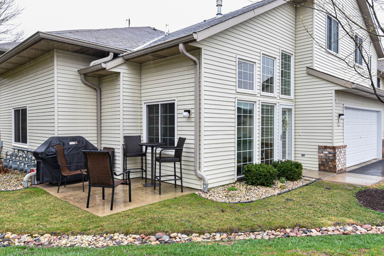 2425 Fox River Pkwy - Photo 1