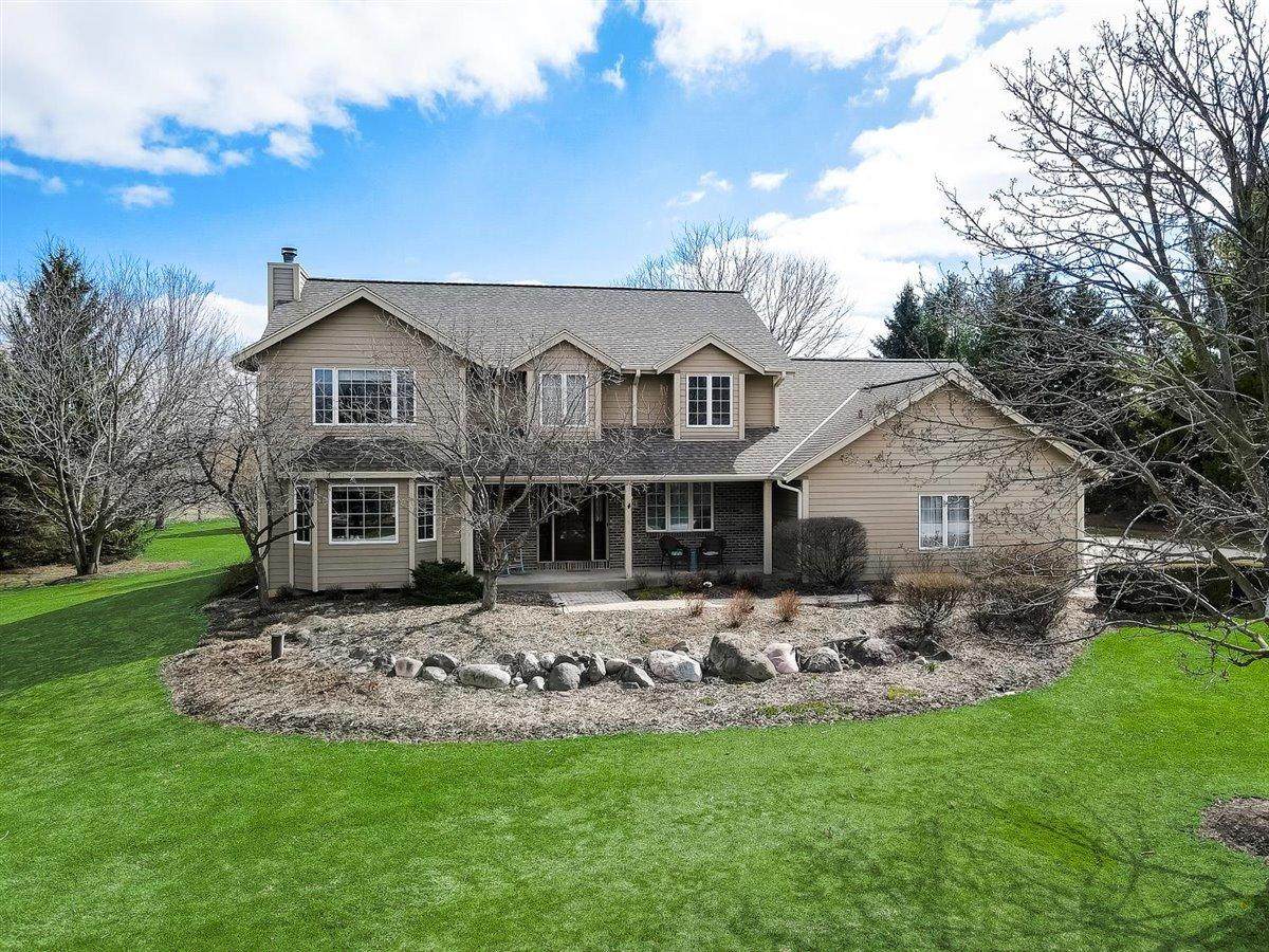 1634 Wolf Run Dr - Photo 1