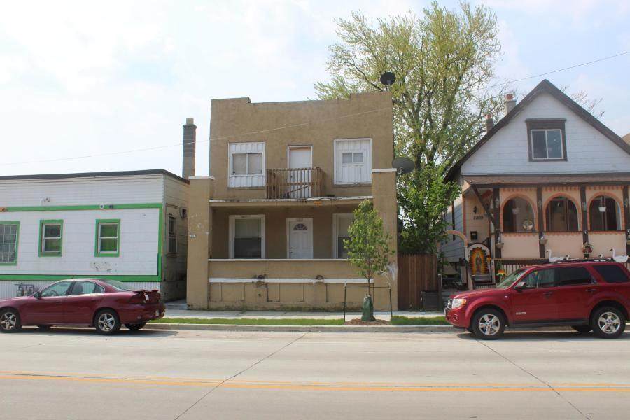 2205 Greenfield Ave - Photo 1