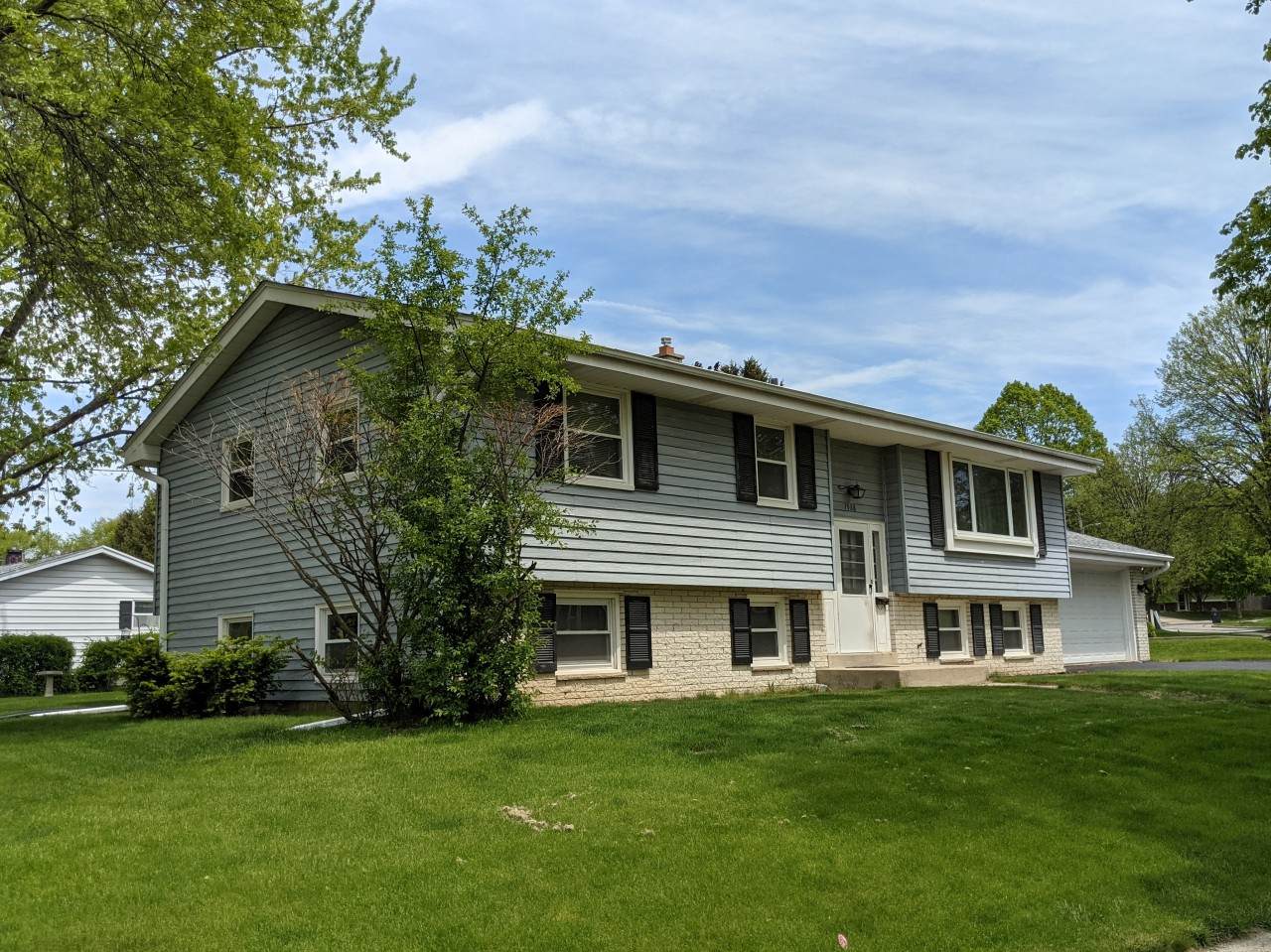 1988 Cascade Dr - Photo 1