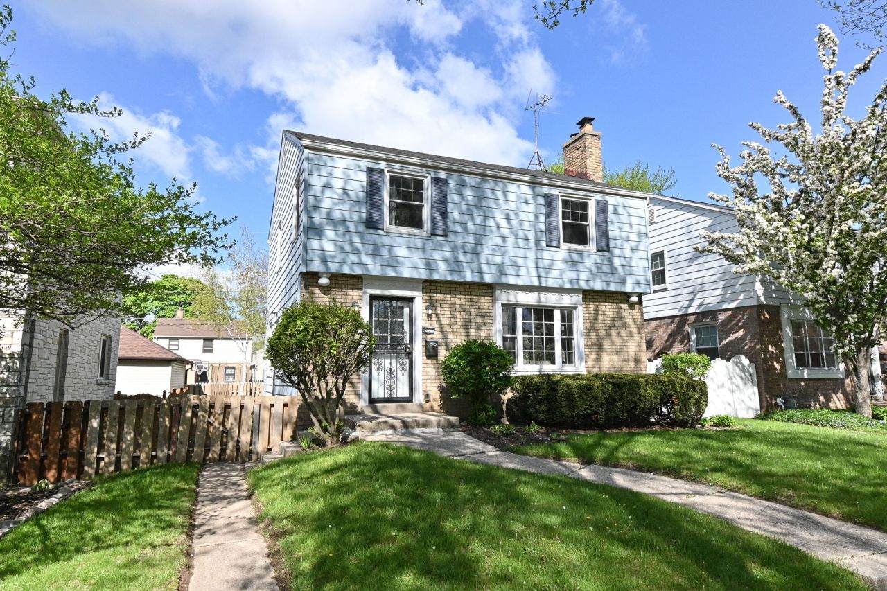 2727 74th St - Photo 1
