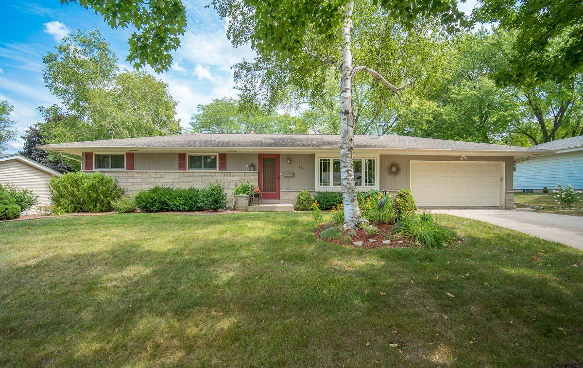 527 15th Ave - Photo 1