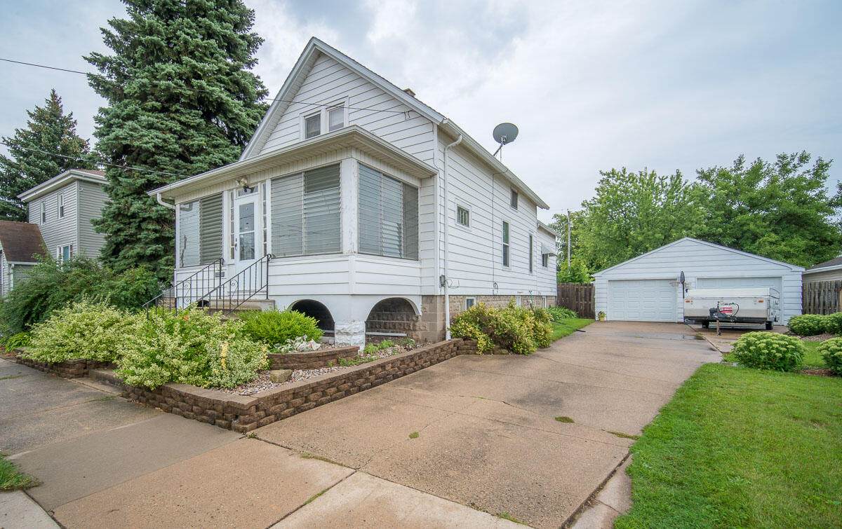 637 8th Ave - Photo 1