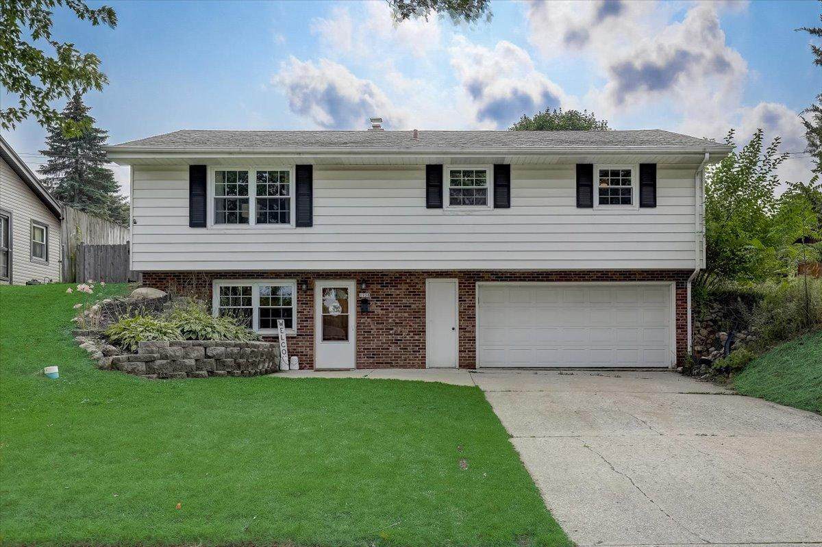 1938 Woodlawn Ave - Photo 1