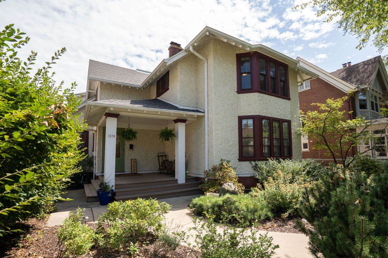 3258 Summit Ave - Photo 1