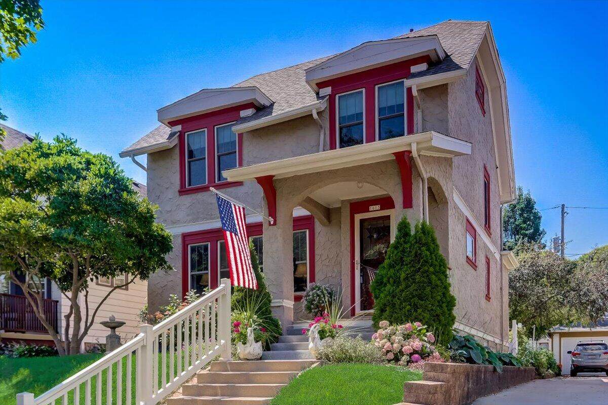 1613 49th St - Photo 1