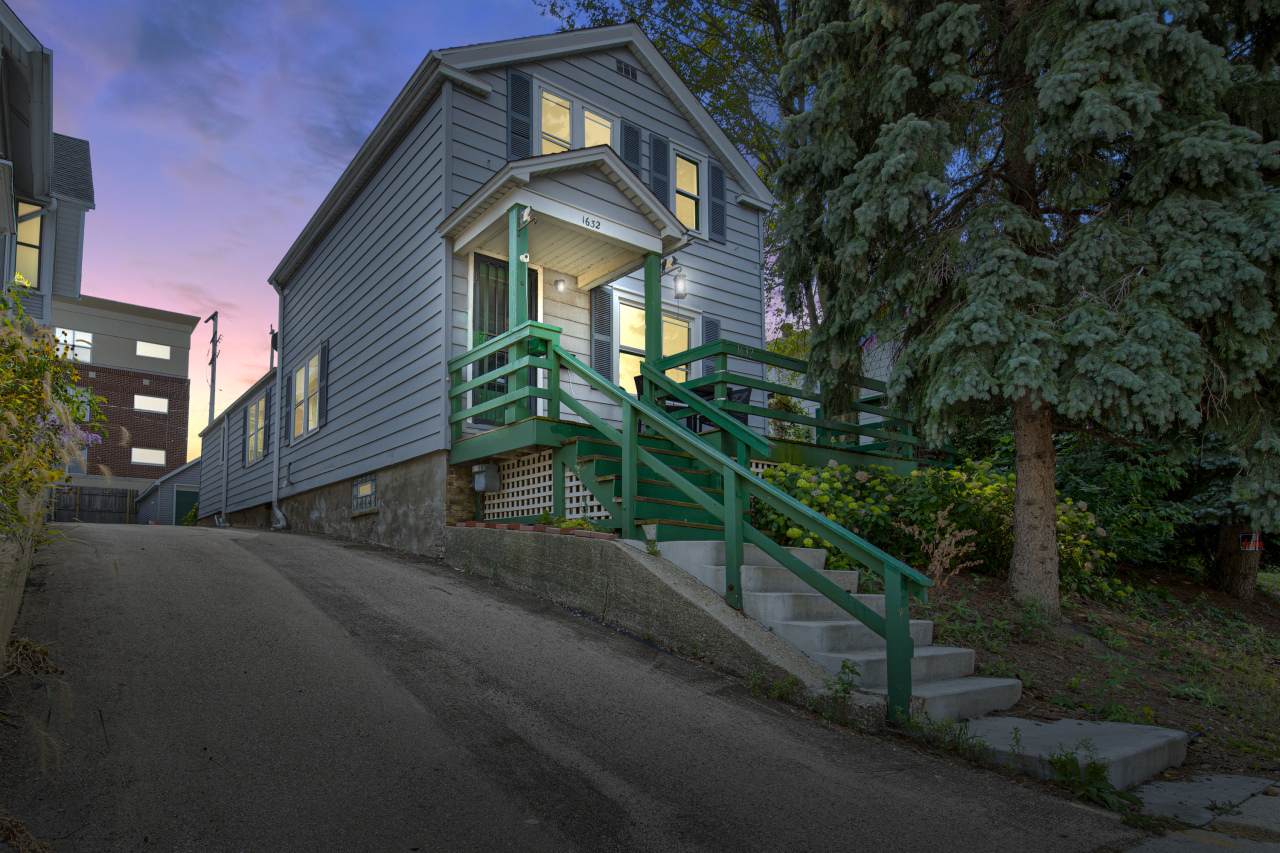 1632 Warren Ave - Photo 1