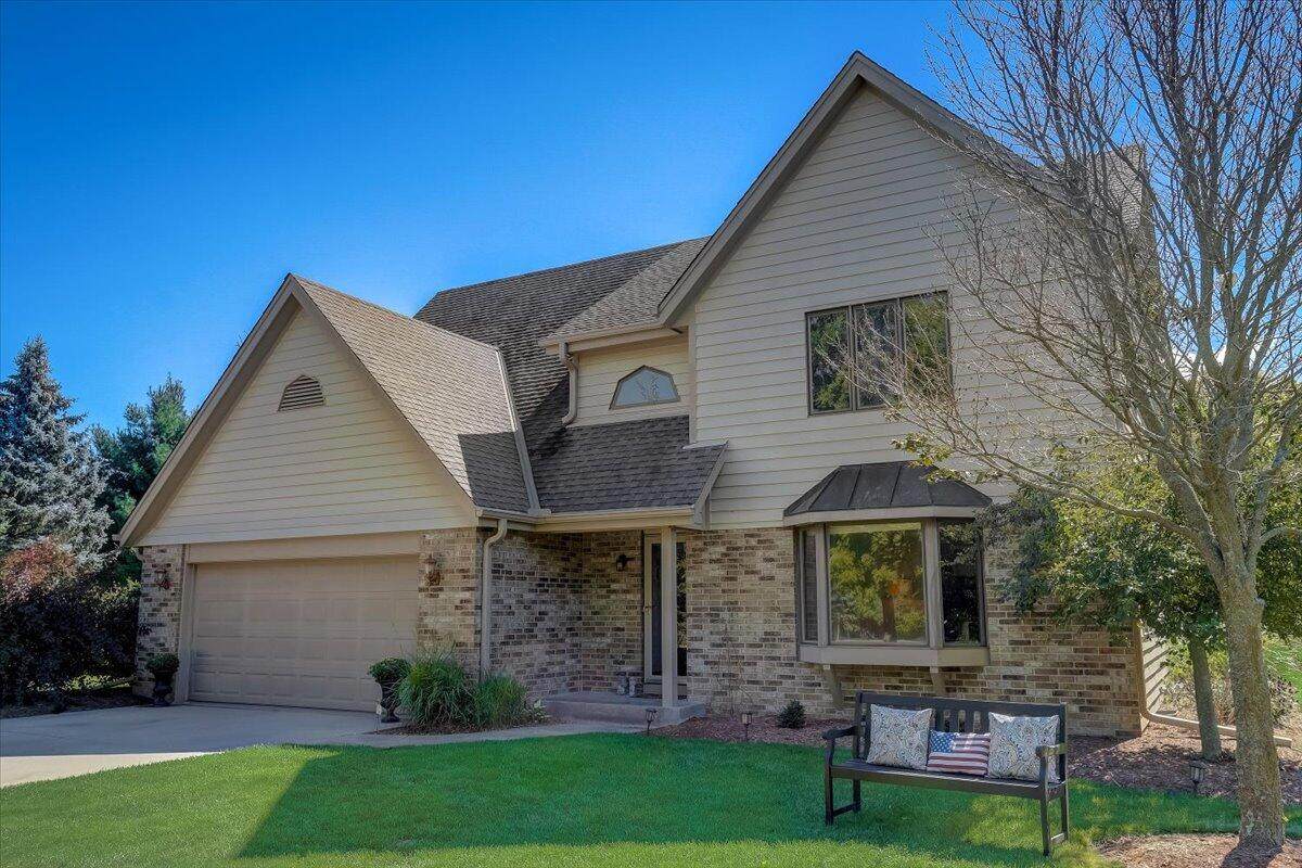 W331N5848 Meadowlark Ct - Photo 1