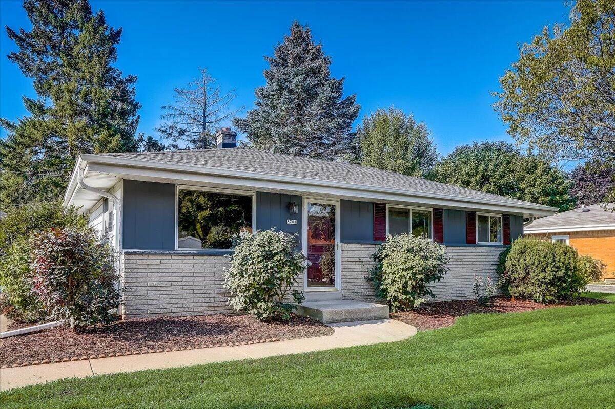 8701 Denver Ave - Photo 1