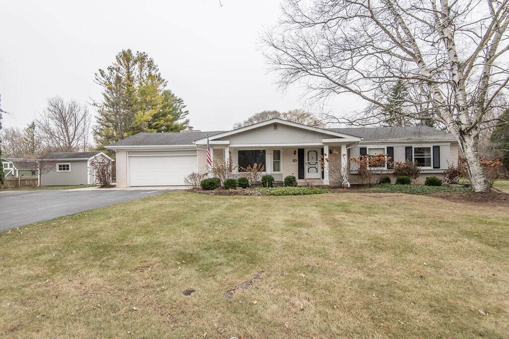 1633 Sherwood Dr - Photo 1