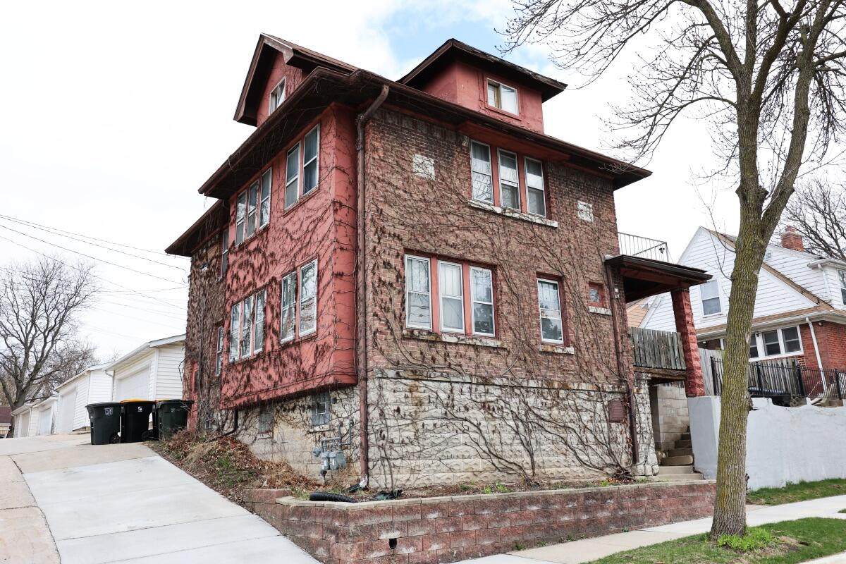 816 60th St - Photo 1