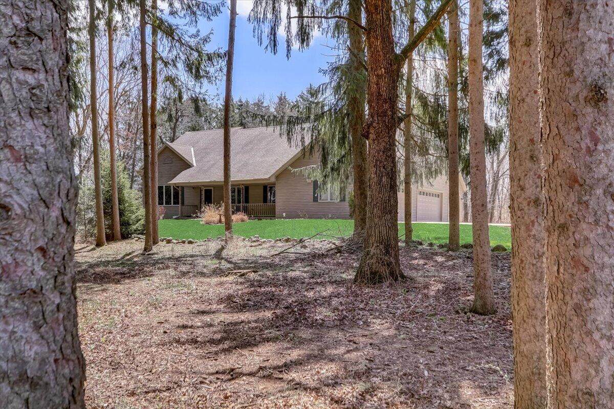 S36W33325 Honeysuckle Dr - Photo 1