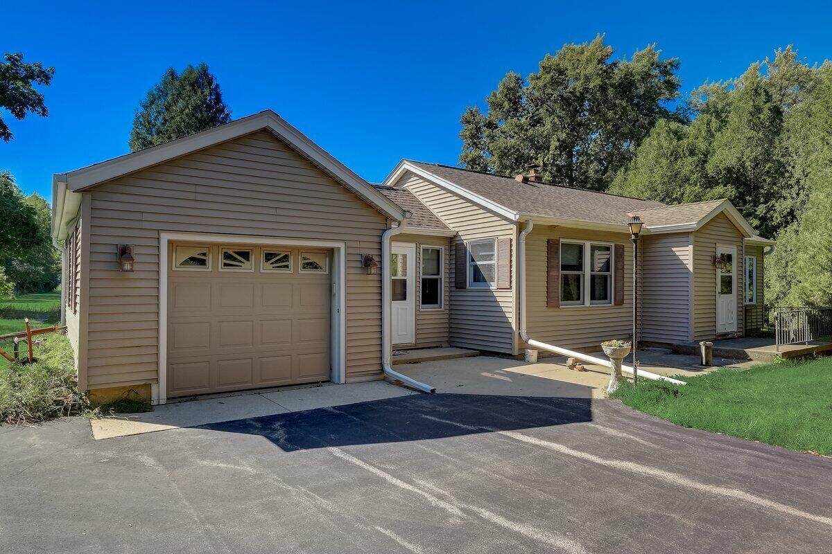 9133 92nd St - Photo 1