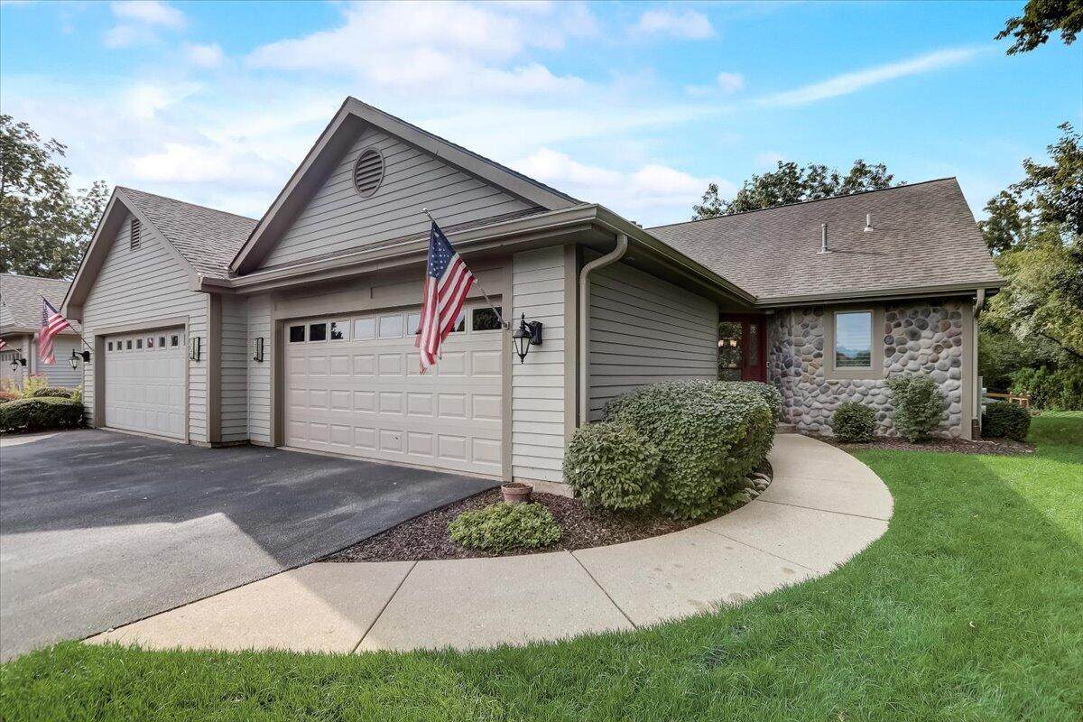 303 Parkview Ct - Photo 1