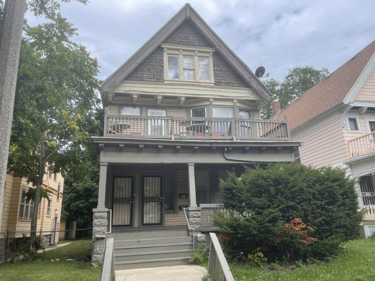 2418 40th St - Photo 1