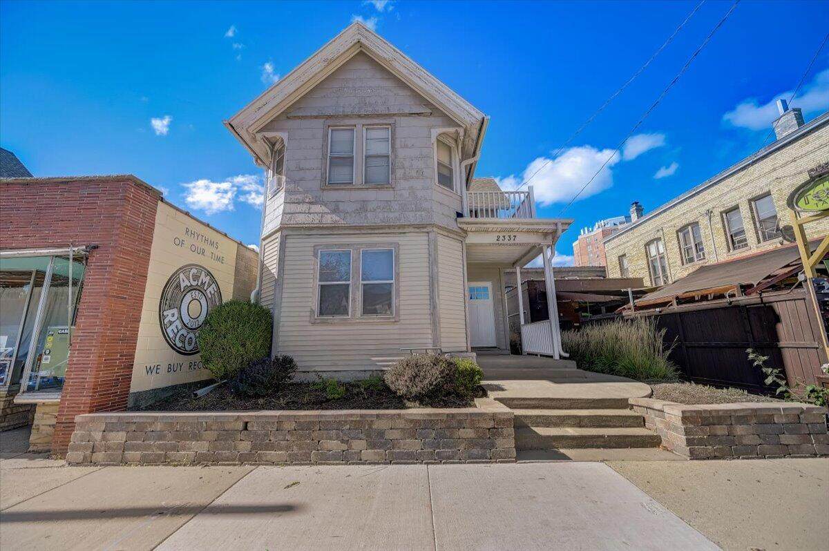 2337 Kinnickinnic Ave - Photo 1