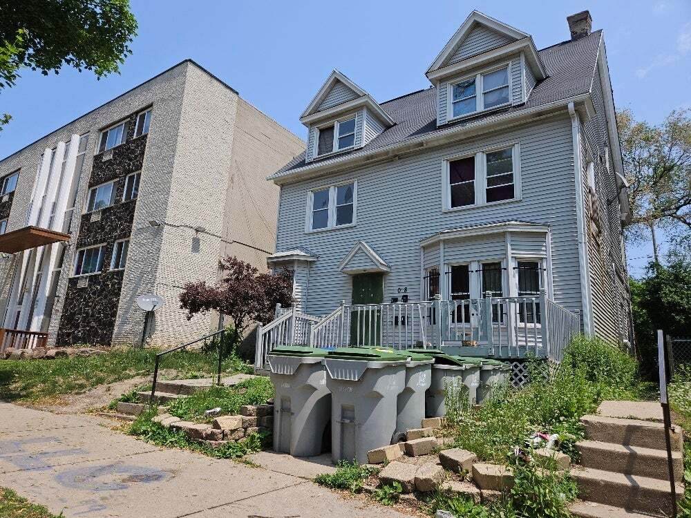 608 30th St - Photo 1